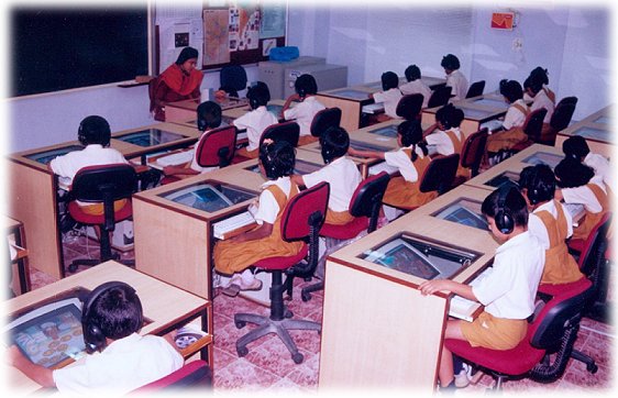 computerclass2.jpg (60215 bytes)